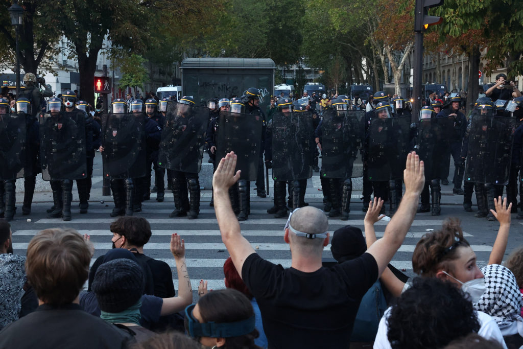 Protests for schools across France: police use tear gas